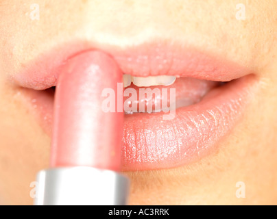 Junge Frau Anwendung Lippenstift Model Released Stockfoto