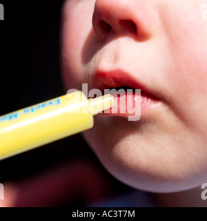 Junge Mädchen, die die Medizin-Modell veröffentlicht Stockfoto