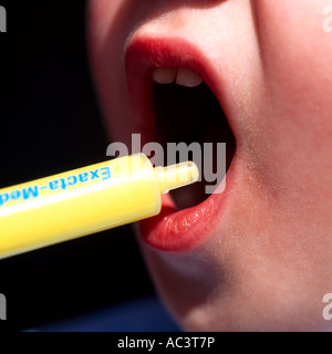 Junge Mädchen, die die Medizin-Modell veröffentlicht Stockfoto