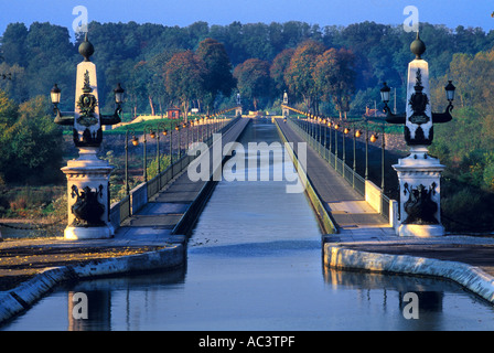 LE PONT DE BRIARE ÜBER LOIRET FLUSS FRANKREICH Stockfoto