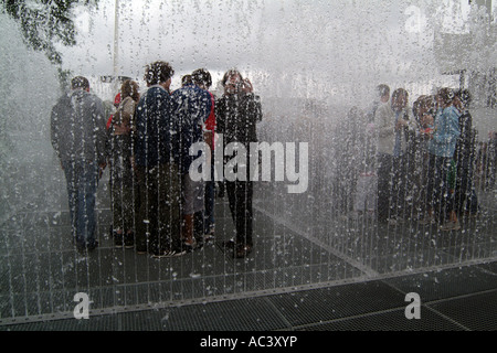 Der Brunnen mit dem Titel erscheinen Räume von Jeppe Hein auf Festival Terrasse Southbank London England Stockfoto