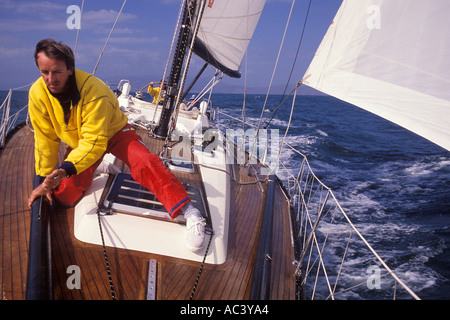 Einstellung den Gennakerbaum auf Segelboot aus San Francisco, California, Vereinigte Staaten von Amerika Stockfoto