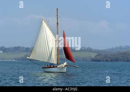 Eine traditionelle Auster Bagger Segelboot bei der Arbeit in Carrick Roads in der Fal-Mündung Cornwall England Stockfoto