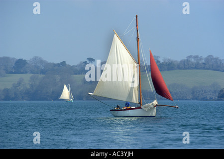 Eine traditionelle Auster Bagger Segelboot bei der Arbeit in Carrick Roads in der Fal-Mündung Cornwall England Stockfoto