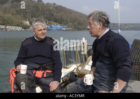 Garry Cooper Port Health Officer in Falmouth Docks machen Sie eine Pause von Muschel Probenahmen von Fal Mündung für Wasserqualität Stockfoto