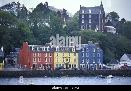 Bunt bemalten Häusern in Tobermory Hafens auf der Isle of Mull Inner Hebridies Schottland Stockfoto