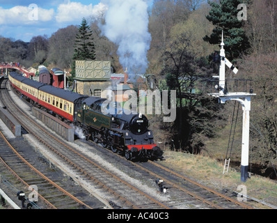 Zug, gezogen von Dampf Lok Nummer 80135, am Bahnhof Goathland, North York Moors Railway, North Yorkshire, England, UK. Stockfoto