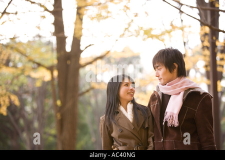 Junges Paar an jedem anderen Suchen Stockfoto