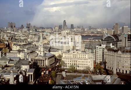 Blick über London, schwerem Wetter und Gewitterwolken im hinteren, London, UK Stockfoto