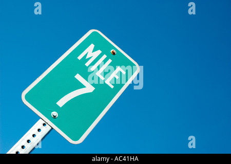 7 7 Meilen Abstand Markierung Schild auf Autobahn-Autobahn Nummer Stockfoto