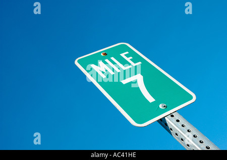 7 7 Meilen Abstand Markierung Schild auf Autobahn-Autobahn Nummer Stockfoto