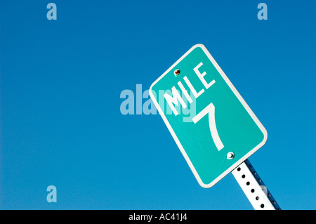 7 7 Meilen Abstand Markierung Schild auf Autobahn-Autobahn Nummer Stockfoto