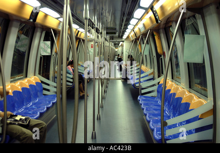 In einem Zug auf der U-Bahn von Singapur, genannt MRT - Mass Rapid Transport System. Stockfoto