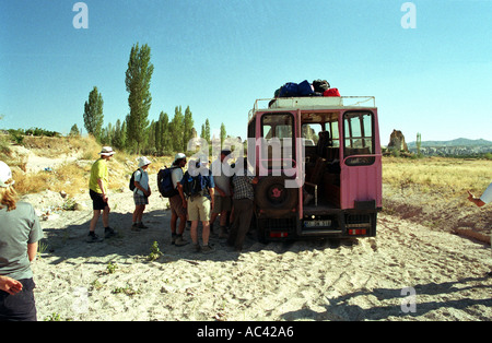 Türkei-Overland Reisende versuchen, ihr Fahrzeug aus weichem Sand in Kappadokien zu graben Stockfoto