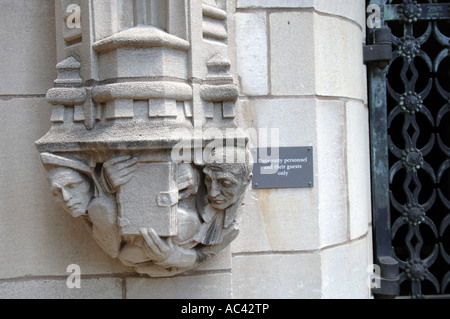 New Haven, CT. Yale Universität Stone Carving und Zeichen vor einem Eingang zu Sterling Memorial Library. Stockfoto