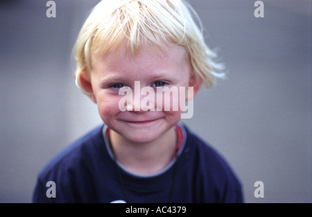 Fröhliches, lächelndes junges blondes Mädchen-Kind Stockfoto