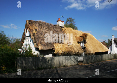 Neue Stroh zu englischen Landhaus. Halb füllen. Renhold, Bedfordshire, UK. Landschaft. Stockfoto