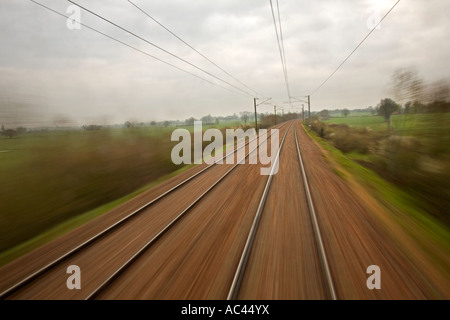 Ein Blick auf einen Track aus dem Blickwinkel des Cockpits macht Einheit. Une Voie Ferrée Vue Depuis le Poste de Pilotage d ' un zu trainieren. Stockfoto