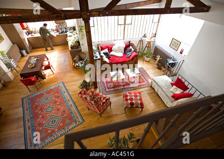 Ein hoher Winkel gedreht auf einem Loft Wohnzimmer und Küche (Paris). Vue Plongeante Sur un Salon et Une Cuisine de Loft (Paris). Stockfoto