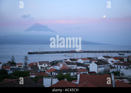 Mondaufgang über Pico Vulkan gesehen von der Stadt Horta, Faial, die Azoren-Inseln Stockfoto