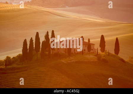 Licht des frühen Morgens auf einer italienischen Villa in der Region Toskana in Italien Stockfoto