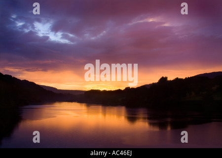 Sonnenuntergang und Reflexion über Lindley Holz Reservoir Stockfoto