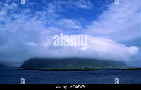 Wolke schwebt über einem Berg am Rande des Fjords in Norwegen Skandinavien Nordeuropa Stockfoto