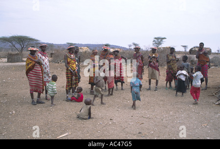 Kenia Ostafrika Samburu Leute mit Kindern in traditioneller Tracht Stockfoto