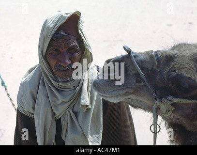 Porträt von Kamel Besitzer in der Sahara Wüste südlichen Tunesien Nordafrika Stockfoto