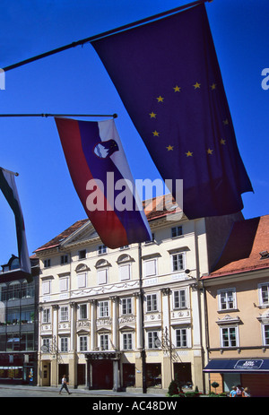 Slowenien, Ljubljana - ein Blick auf die Paläste vor Mestna Hiša, Magistrat, Rathaus mit europäischen und slowenische Flaggen Stockfoto