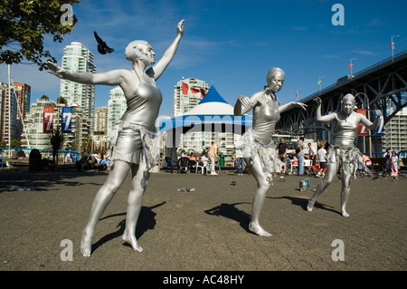 Die Silber-Schwimmer Straßenkünstler unterhalten auf Granville Island Vancouver British Columbia Kanada Stockfoto