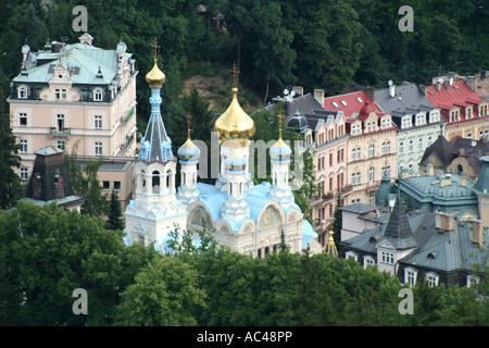 Russisch-orthodoxe Kirche mit goldenen Kuppeln in Karlsbad, Tschechien. Stockfoto