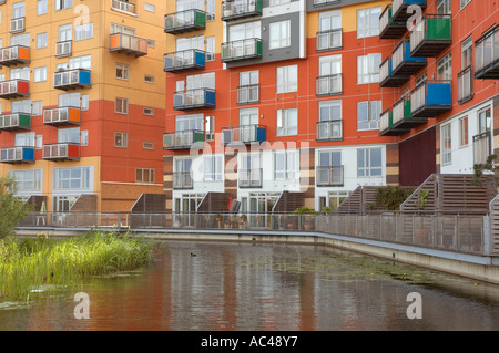 Die bunten Greenwich Millennium Village und angrenzenden Teich am North Greenwich London UK Stockfoto