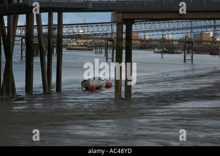 Kommerziellen Docks am North Greenwich auf der Themse, zeigen hohe Rutschen verwendet für die Beladung von Schiffen, London, England Stockfoto