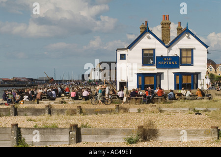 Old Neptune Public House Whitstable Beach, Urlauber lehnen sich gegen ein groyne Wochenende Kent UK 2007 2000s HOMER SYKES Stockfoto