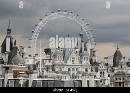 London Eye, betrachtet über die Dächer von Whitehall, London Stockfoto