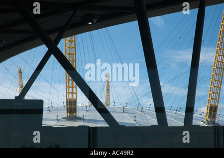 Die O2 Millennium Dome, betrachtet durch die Fenster des North Greenwich unterirdische u-Bahnstation, Greenwich, London, England, UK Stockfoto