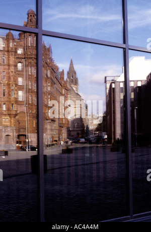 Midland Hotel reflektiert in einem Fenster von Manchester Central, Lower Mosley Street, Manchester, UK Stockfoto