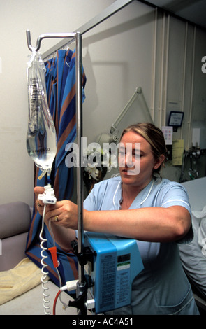 Krankenschwester auf geriatrische Station überprüfen Patienten Tropf, London, England. Stockfoto