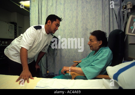 Krankenpfleger mit älteren Patienten auf Station, London, England. Stockfoto