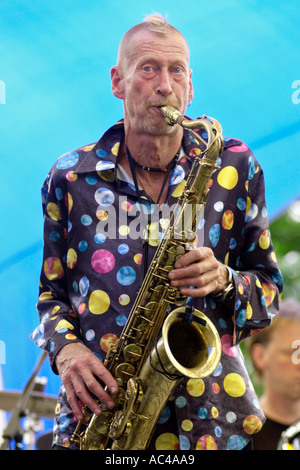 Saxophonist Nik Turner früher von Hawkwind mit seiner Band bei der jährlichen Brecon Jazz Festival Powys Wales UK Stockfoto