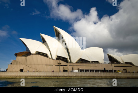 Sydney Opera House Sydney // SYDNEY, Australien – das Sydney Opera House befindet sich am Bennelong Point am Hafen von Sydney, von der westlichen Uferseite aus gesehen. Der Veranstaltungsort für darstellende Künste, entworfen vom dänischen Architekten Jørn Utzon, wurde 1973 eröffnet und gehört zum UNESCO-Weltkulturerbe. Das Opernhaus beherbergt mehrere Aufführungsorte, darunter die Concert Hall, das Joan Sutherland Theatre und mehrere kleinere Theater und Studios. Das unverwechselbare schalenförmige Design des Gebäudes hat es zu einem der bekanntesten architektonischen Wahrzeichen der Welt gemacht. Hafen von Sydney, auch bekannt als Port Jackson, Stockfoto