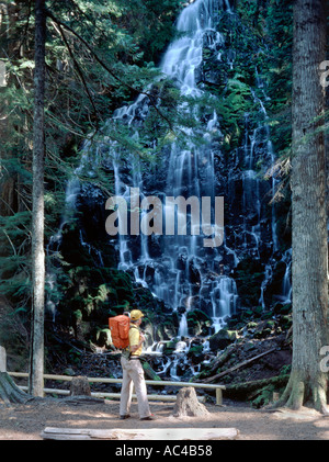 Wanderer genießt die Nahaufnahme von Ramona Falls im Willamette National Forest in Oregon nach einer zwei Meilen Wanderung Stockfoto