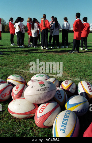 Frauen Rugby zu spielen, an einem Gymnasium Stockfoto