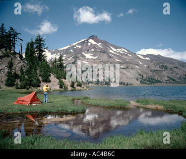 Wohnmobil am grünen Seen genießen Sie den Blick von Süden Schwester Berg Oregon s dritte höchste Gipfel auf 10358 Fuß Höhe Stockfoto