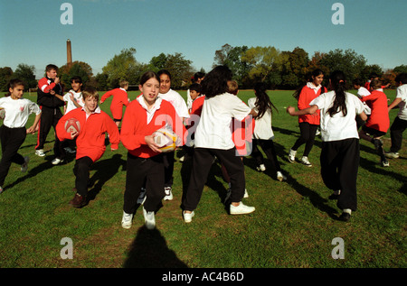 Frauen Rugby zu spielen, an einem Gymnasium Stockfoto