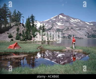 Wohnmobil am grünen Seen genießen Sie den Blick von Süden Schwester Berg Oregon s dritte höchste Gipfel auf 10358 Fuß Höhe Stockfoto