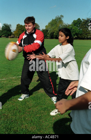 Frauen Rugby zu spielen, an einem Gymnasium Stockfoto