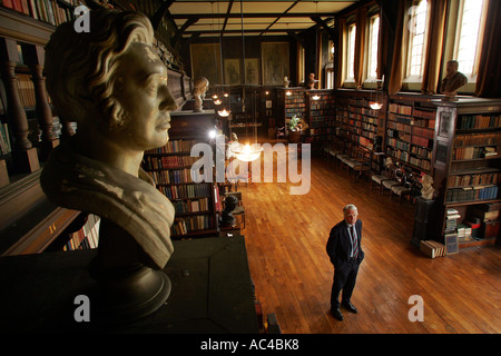 Lord William Coleridge in der Bibliothek an der Spielpfeife Haus, schon St Mary in Devon, darunter eine Büste von Coleridge Stockfoto