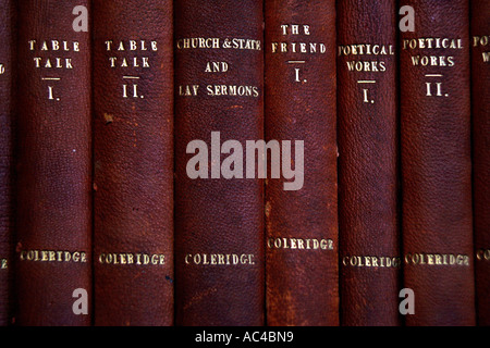 Leder gebunden Kopien von Coleridges Arbeit in den Regalen der Bibliothek an der Spielpfeife Haus, schon St Mary in Devon UK Stockfoto